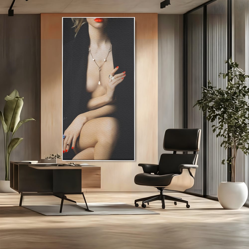 Tablou canvas cu tablou canvas cu portret artistic de femeie, in rama de aluminiu argintiu, pe perete intr-un birou